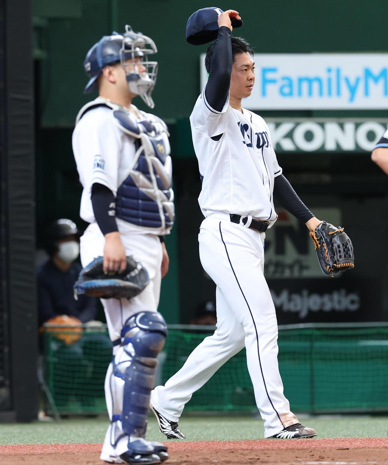 西武対ソフトバンク　5回表ソフトバンク無死二、三塁、長谷川の適時打で失点を許しぼうぜんとスコアボードを見つめる十亀（右）、森のバッテリー（撮影・垰建太）