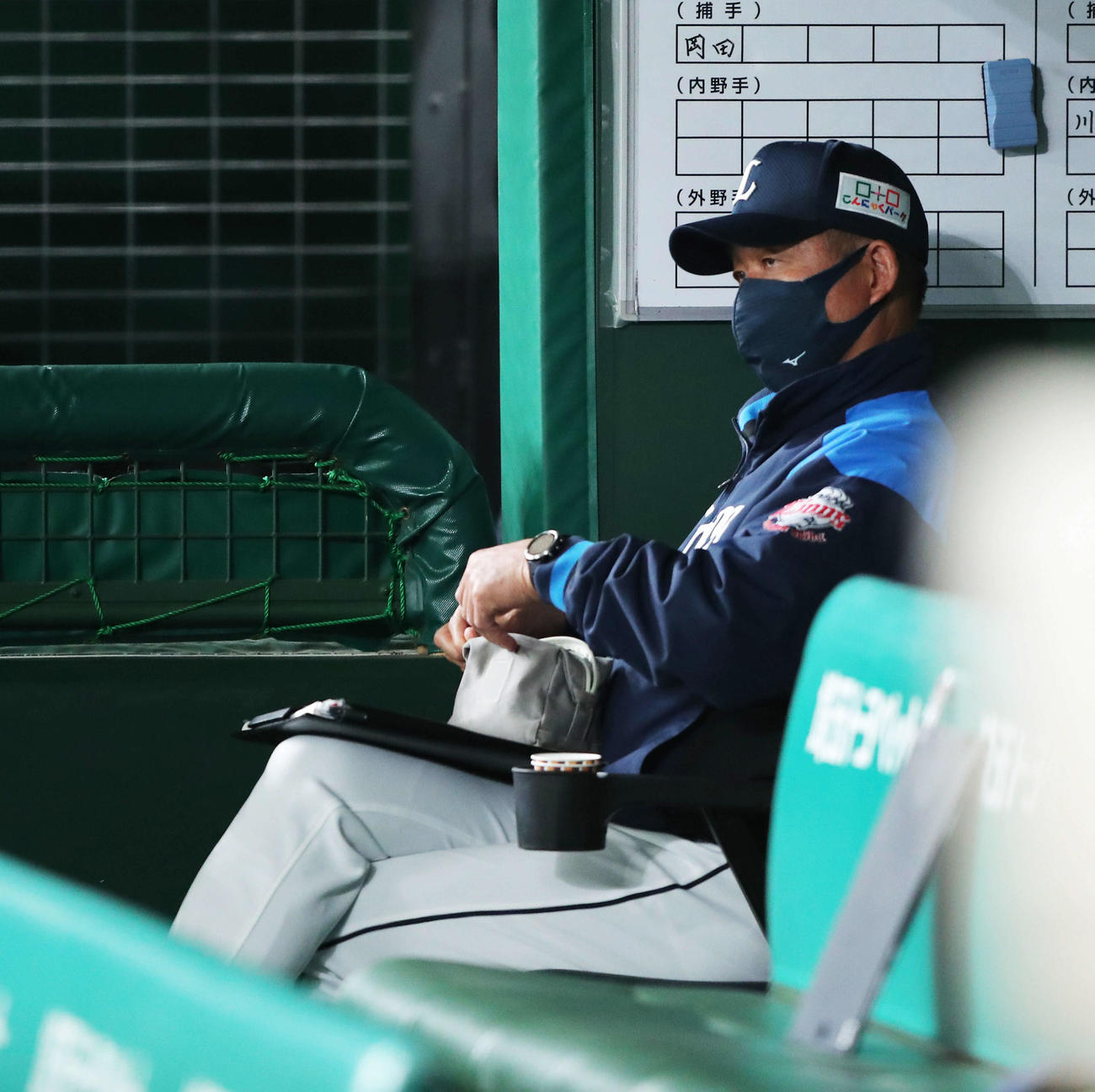 西武対ソフトバンク　ソフトバンクに敗れ、ベンチから浮かない表情を浮かべる辻監督（撮影・河田真司）　