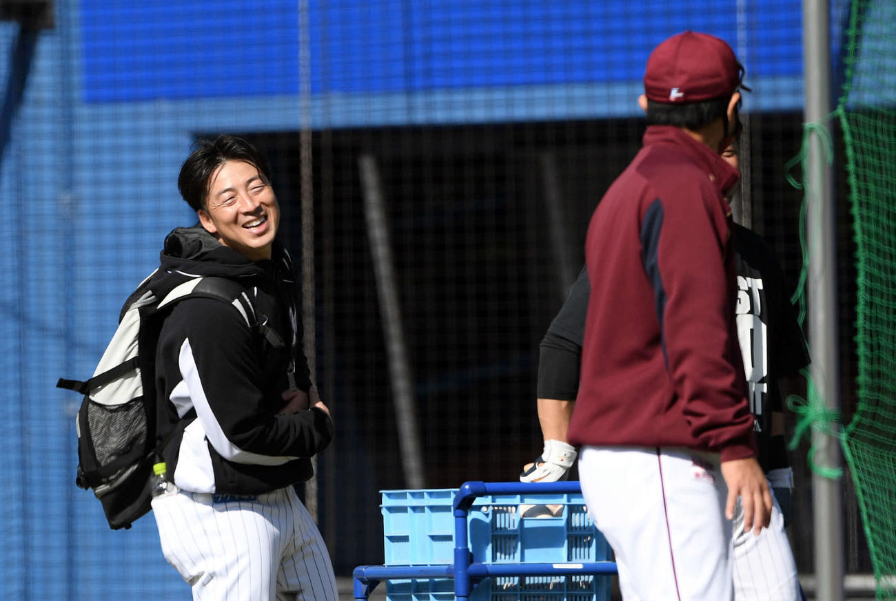 ロッテ対楽天　試合前練習で楽天鉄平打撃コーチ（右）と笑顔で話すロッテ美馬（撮影・滝沢徹郎）