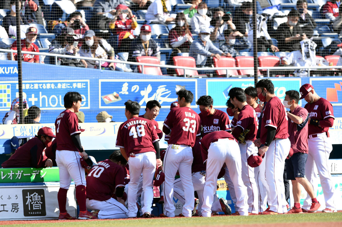 ロッテ対楽天　試合前に円陣を組む楽天ナイン（撮影・滝沢徹郎）