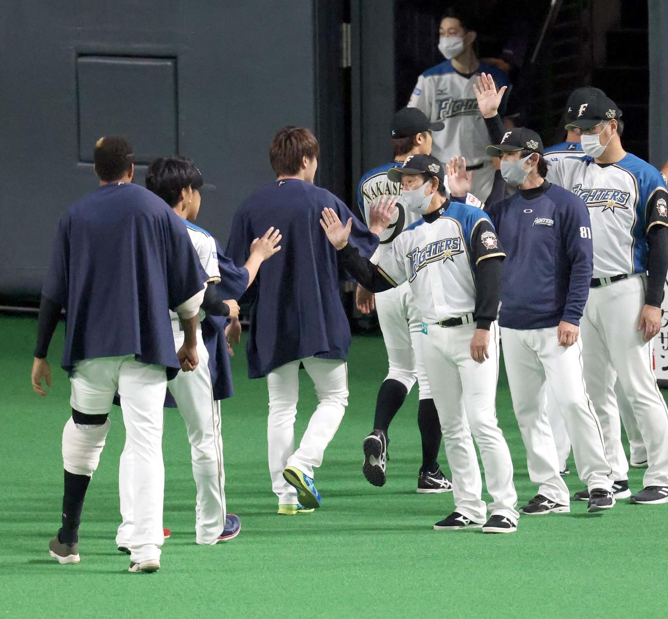日本ハム対オリックス　試合終了後、日本ハム浦野（左から2人目）、河野を出迎える栗山監督（撮影・佐藤翔太）