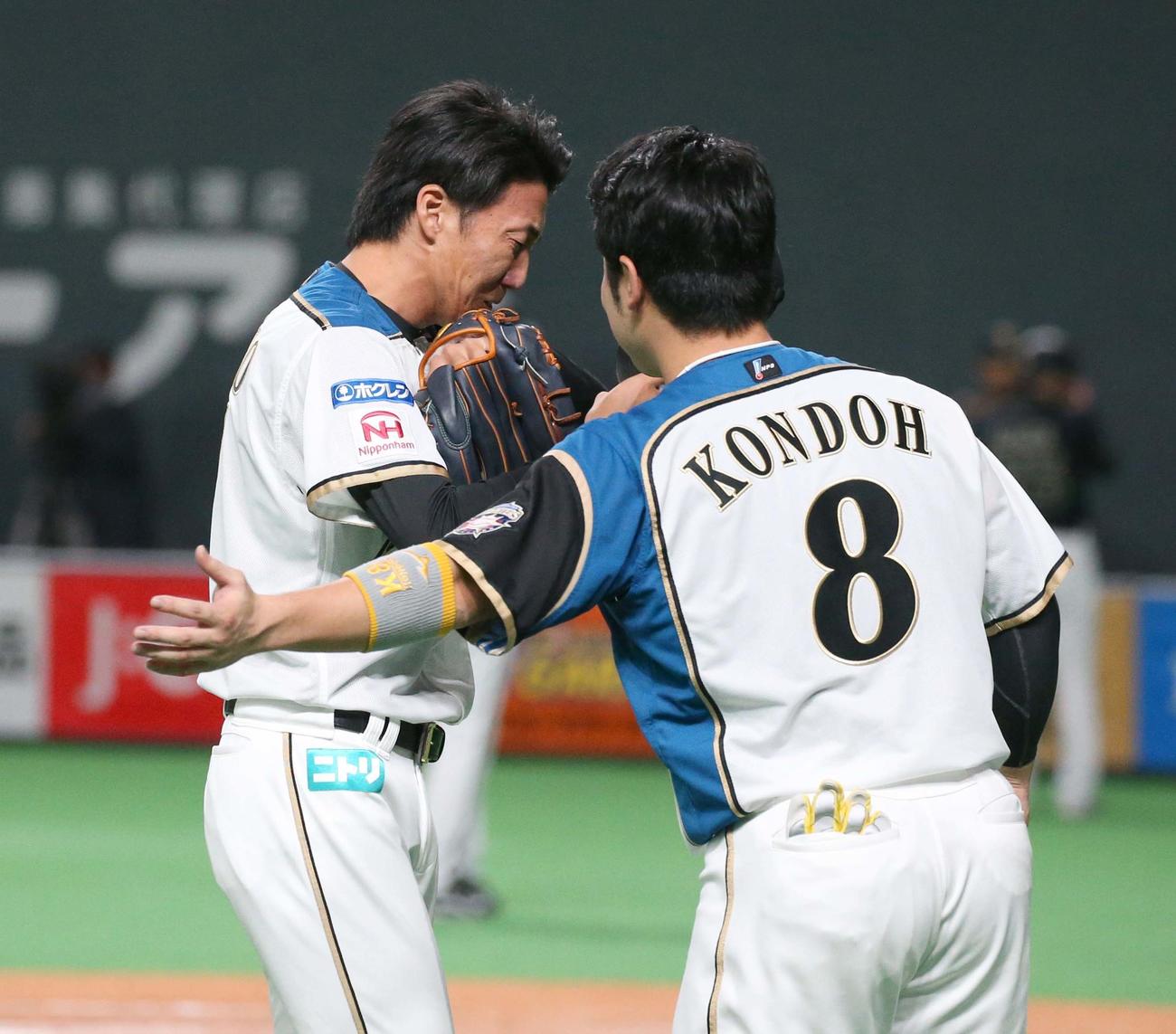 日本ハム対オリックス　現役最後の登板を終え、涙し引き揚げる浦野（撮影・黒川智章）