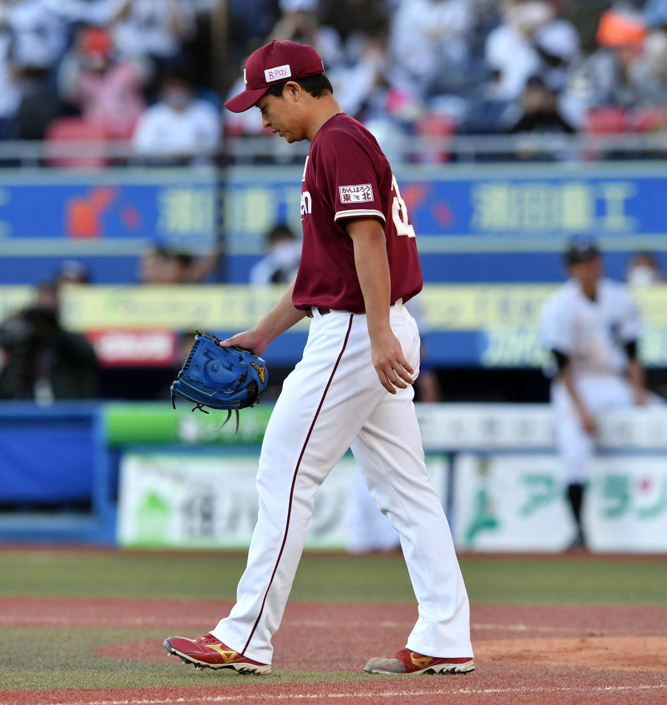 ロッテ対楽天　6回裏ロッテ1死一、二塁、菅野に勝ち越しの適時三塁打を浴び下を向く酒居（撮影・滝沢徹郎）