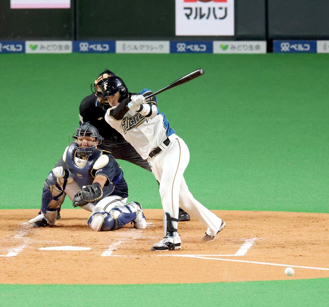日本ハム対オリックス　2回裏日本ハム2死一、三塁、谷内は先制となる適時左前打を放つ（撮影・佐藤翔太）