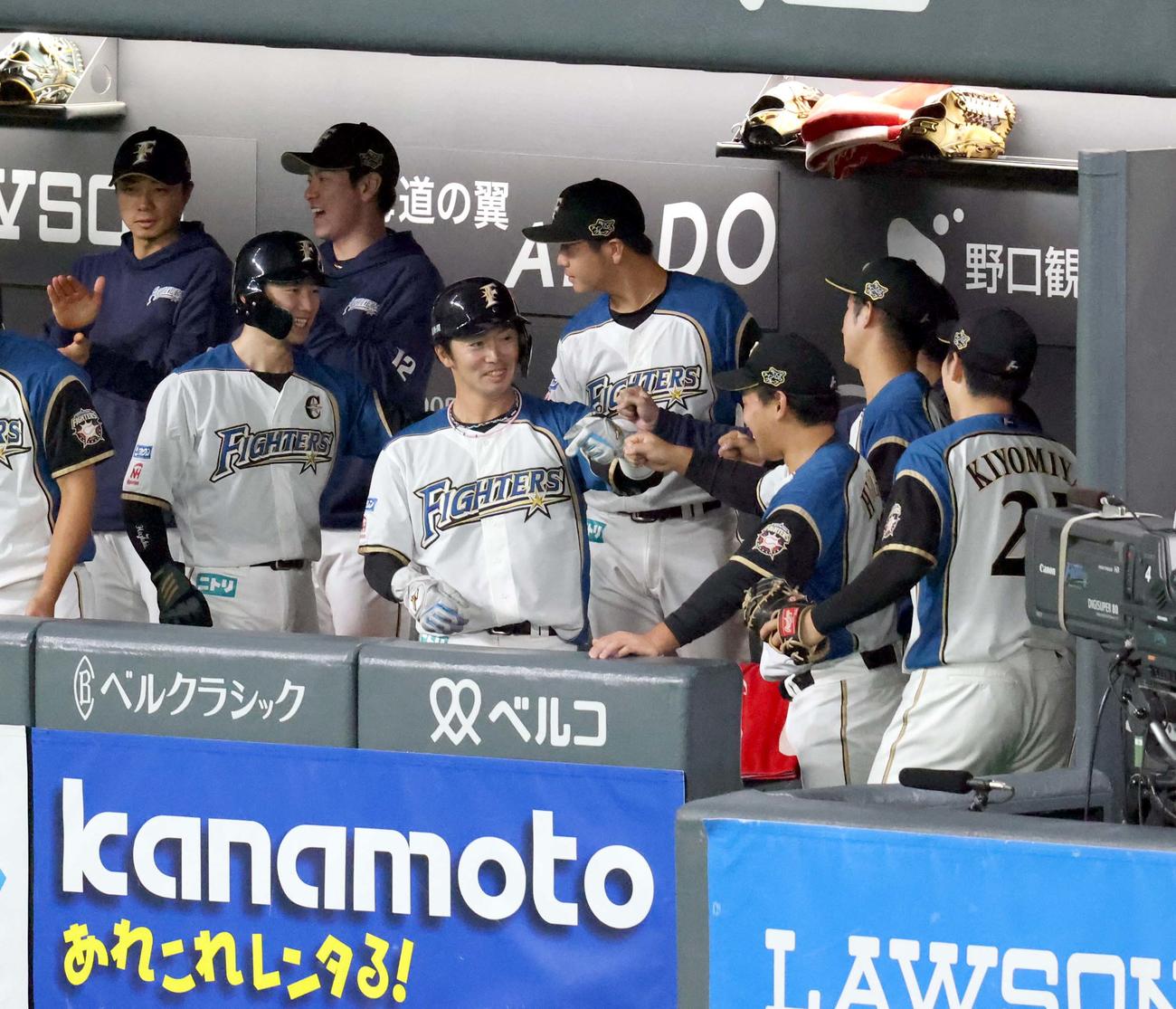 日本ハム対オリックス　先制となる適時左前打を放ちチームメートに出迎えられ笑顔を見せる日本ハム谷内（中央）（撮影・佐藤翔太）