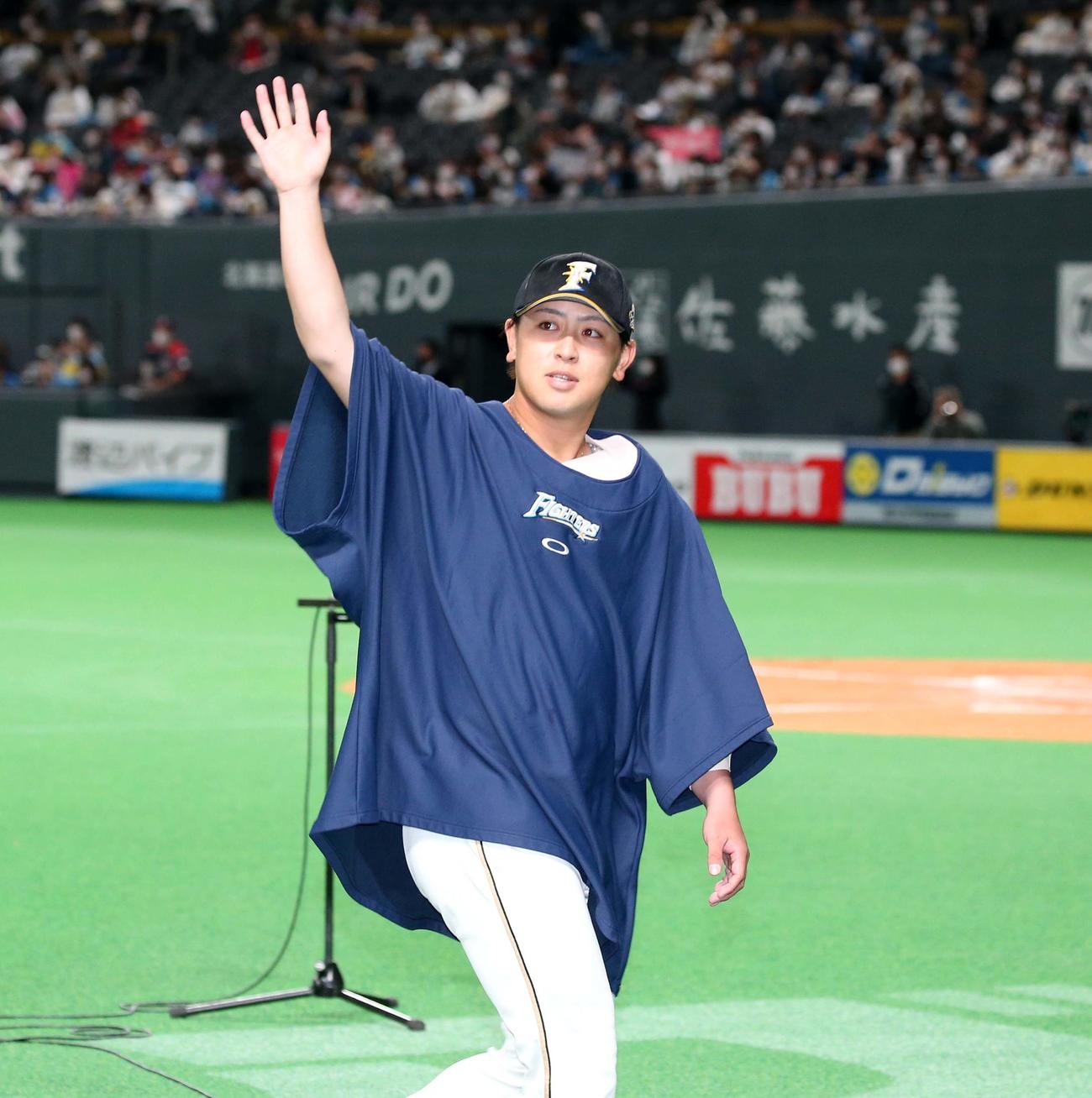 日本ハム対オリックス　試合後、スタンドに手を振る河野（撮影・黒川智章）