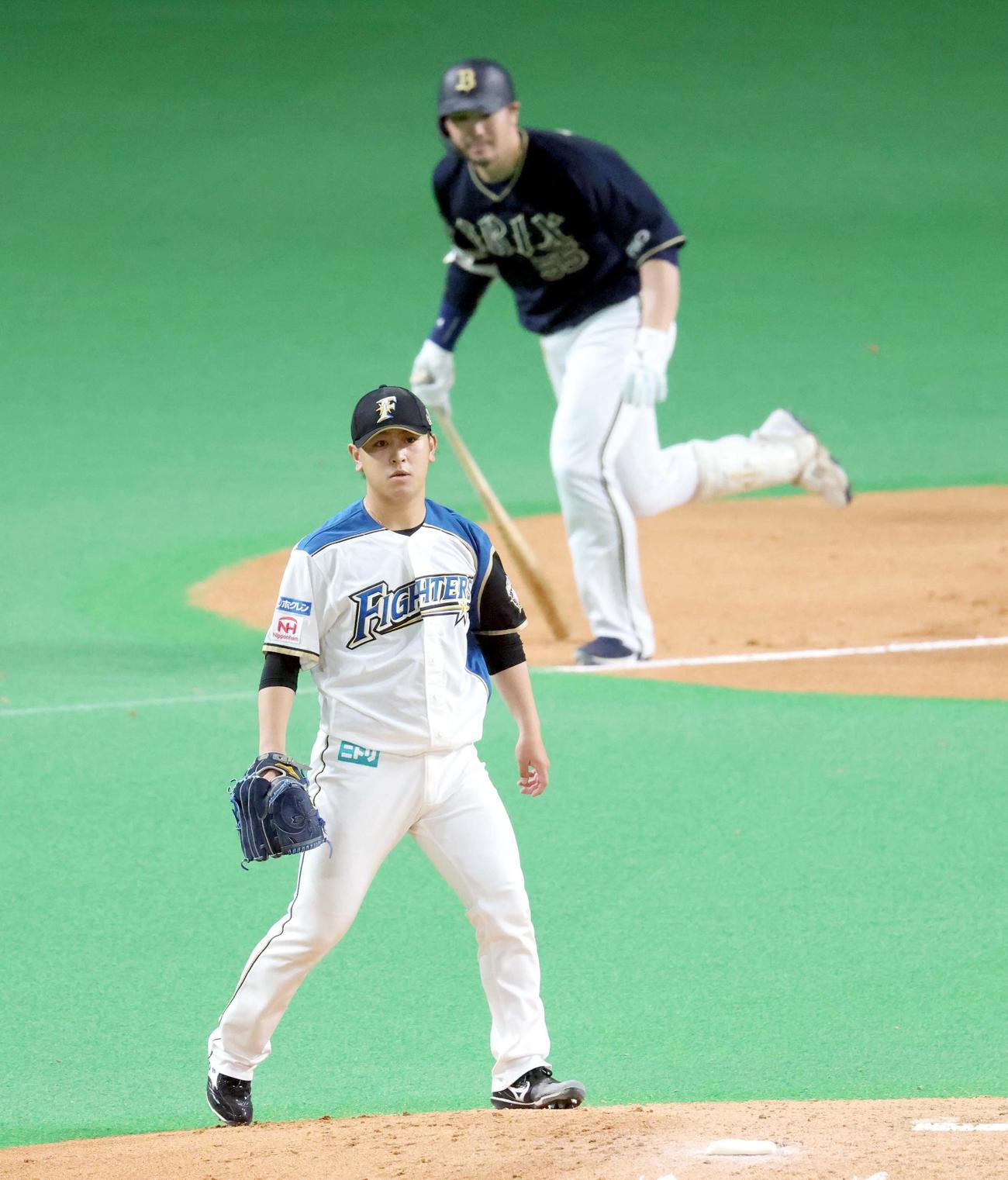 日本ハム対オリックス　6回表オリックス無死一塁、T－岡田を遊直に仕留める日本ハム河野（撮影・佐藤翔太）