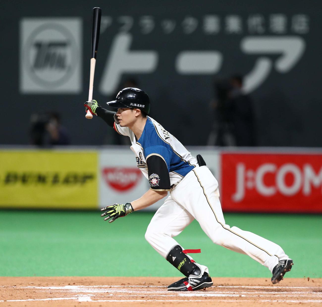 日本ハム対オリックス　6回裏日本ハム1死満塁、投手強襲安打を放つ西川（撮影・黒川智章）