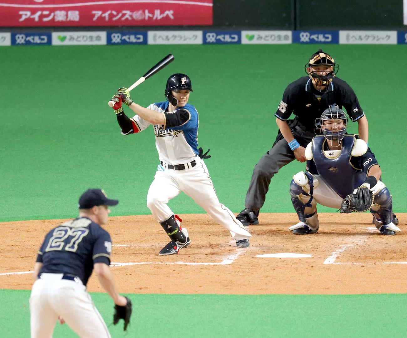 日本ハム対オリックス　2回裏日本ハム2死一、二塁、西川は遊適時内野安打を放つ。投手はオリックス・アルバース（撮影・佐藤翔太）