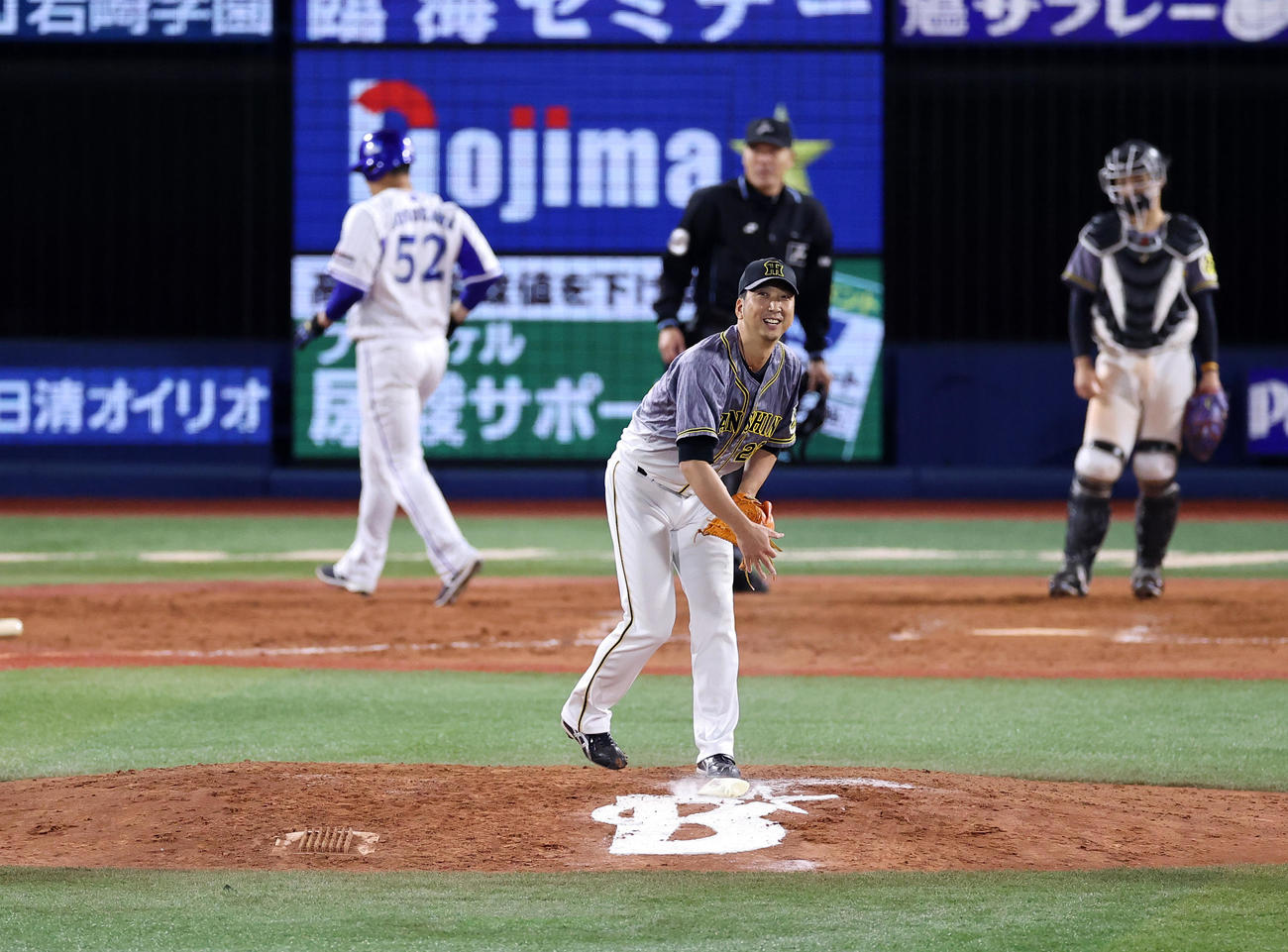 DeNA対阪神　9回裏DeNA2死二塁、大和に左越え2点本塁打を許した藤川はマウンドで苦笑する（撮影・浅見桂子）