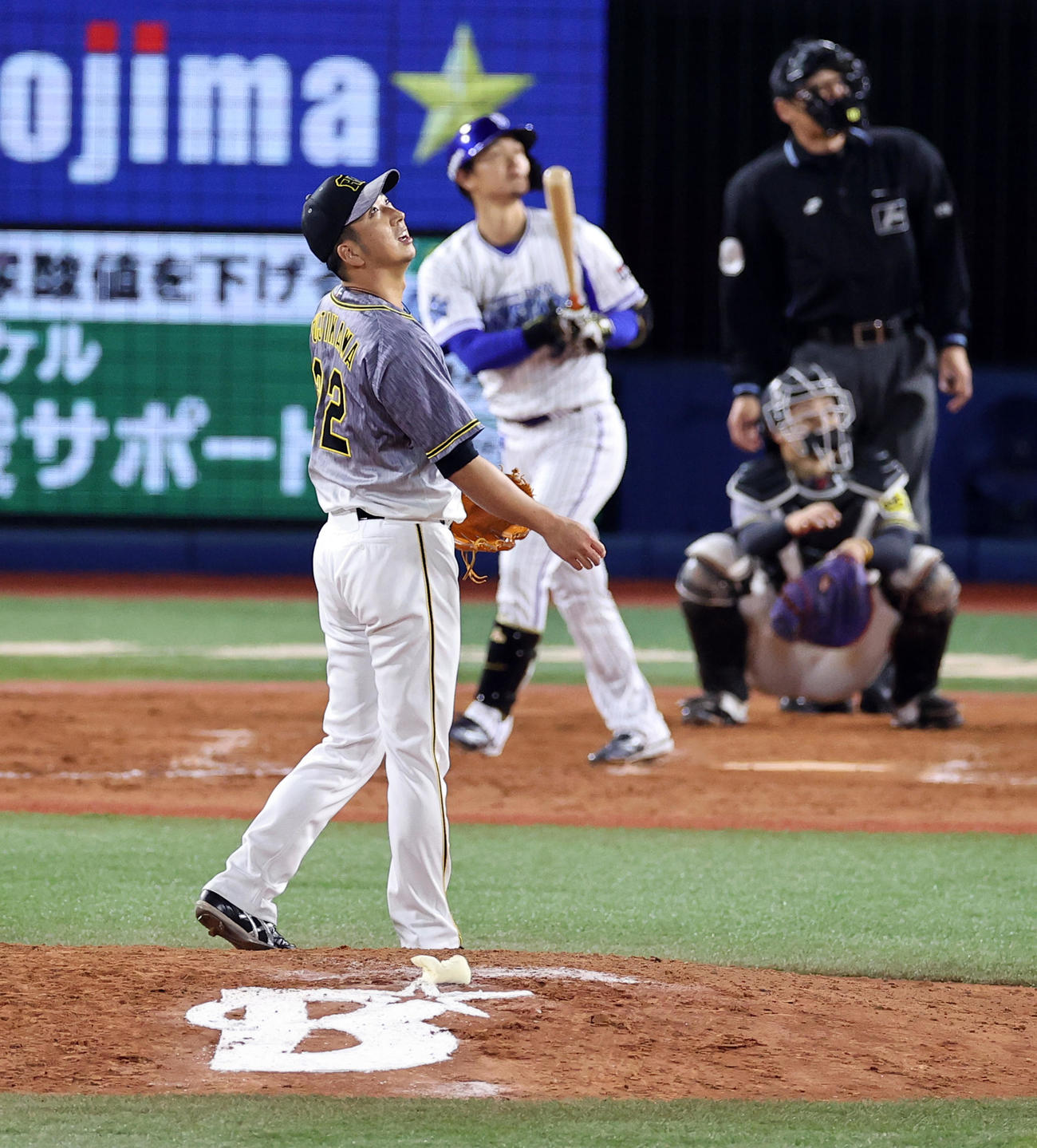 DeNA対阪神　9回裏DeNA2死二塁、大和に左越え2点本塁打を許し、打球を見つめる藤川（撮影・浅見桂子）