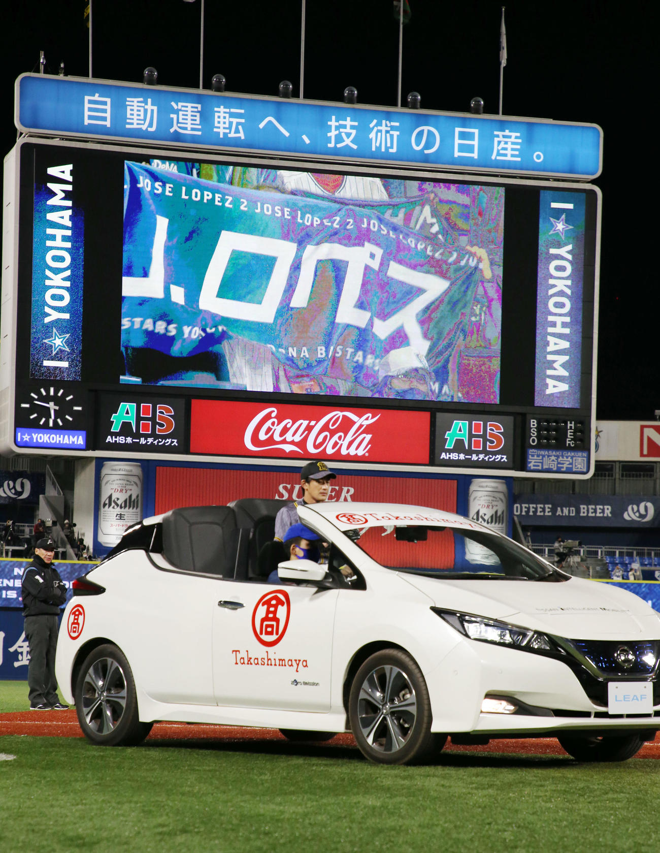 9回裏、リリーフカーに乗ってマウンドへ向かう能見篤史