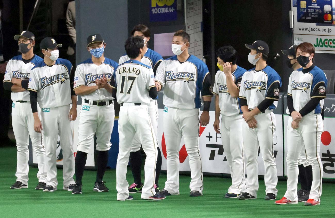 日本ハム対オリックス　引退セレモニーで日本ハム浦野（中央手前）は中田と握手を交わす（撮影・佐藤翔太）