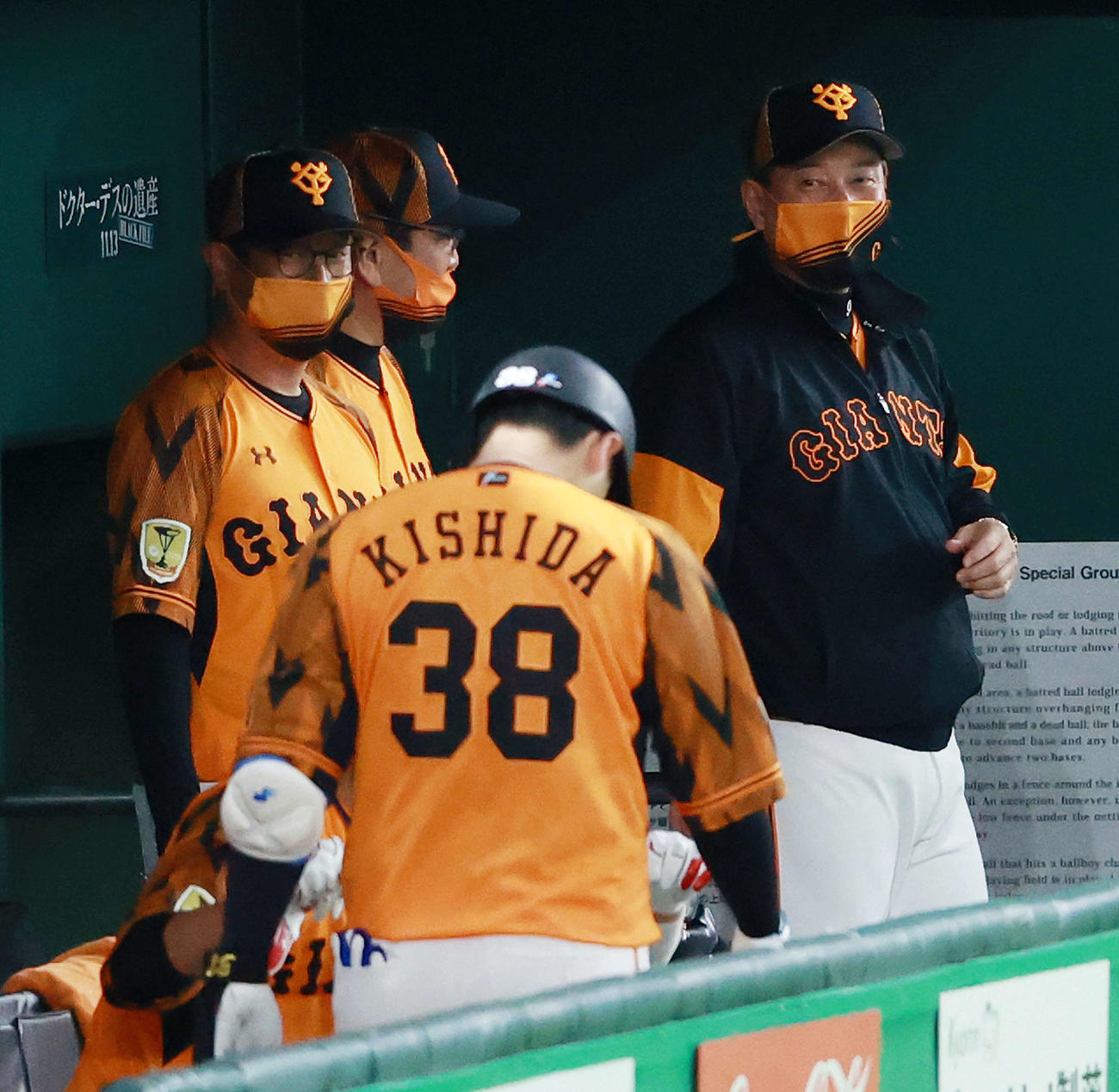 巨人対ヤクルト　6回裏巨人無死、プロ初本塁打を放った岸田をナインがサイレントトリートメントで祝福し笑顔を見せる原監督（右）（撮影・江口和貴）