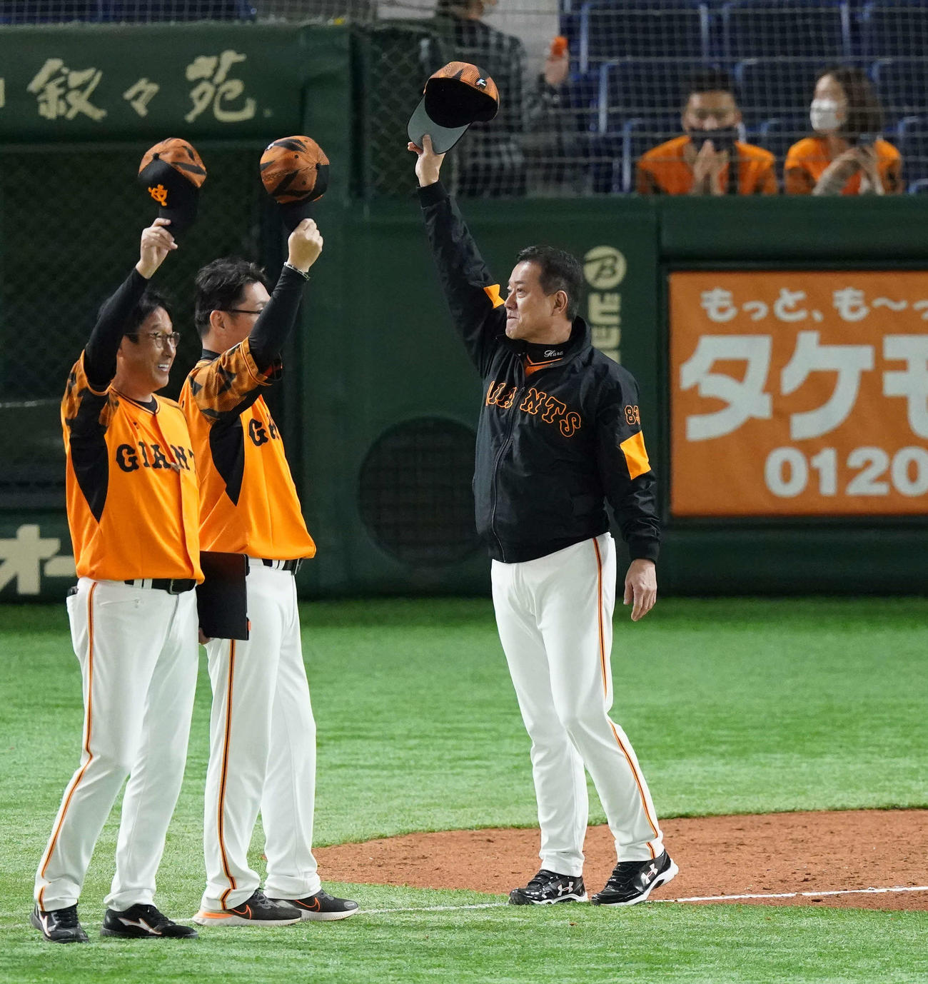 巨人対ヤクルト　ヤクルトに勝利し声援に応える巨人原監督（右）（撮影・鈴木みどり）