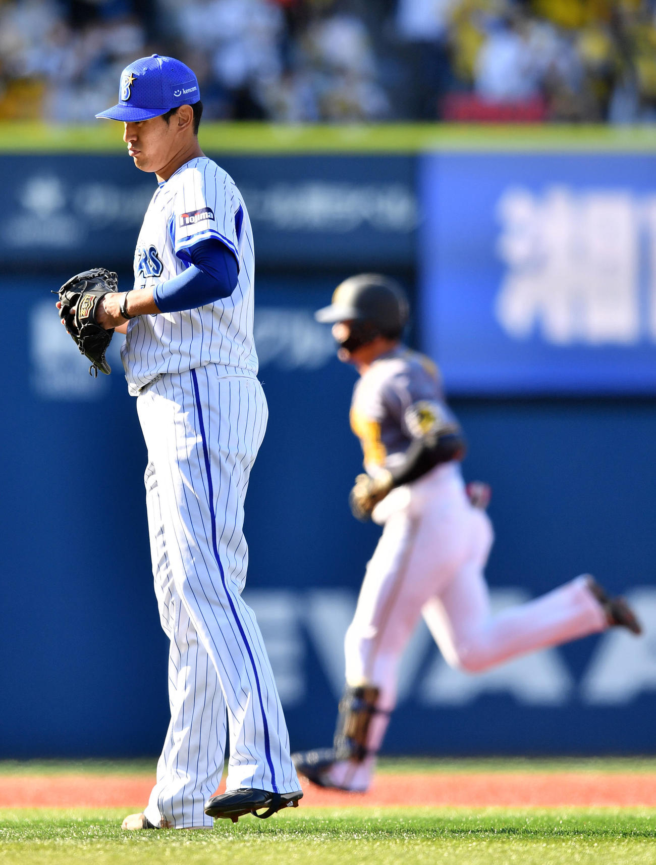 DeNA対阪神　1回表阪神2死満塁、陽川に左越え満塁本塁打を浴び肩を落とす井納（撮影・横山健太）
