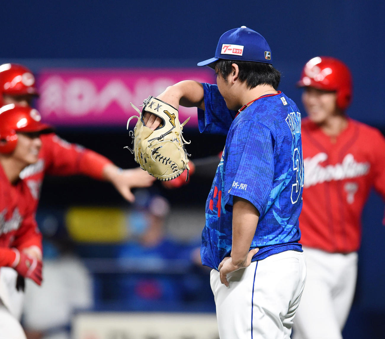 8回表広島無死満塁、会沢翼に右中間へ3点適時二塁打を打たれた福敬登（撮影・森本幸一）