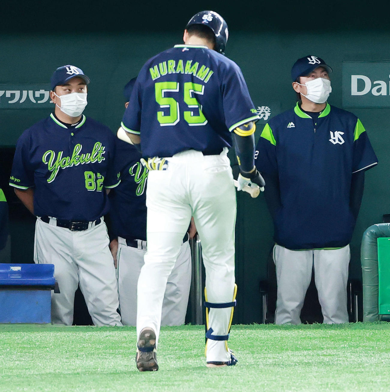 巨人対ヤクルト　7回表ヤクルト1死一塁、村上（中央）が三飛に倒れベンチで厳しい表情の高津監督（右）（撮影・江口和貴）