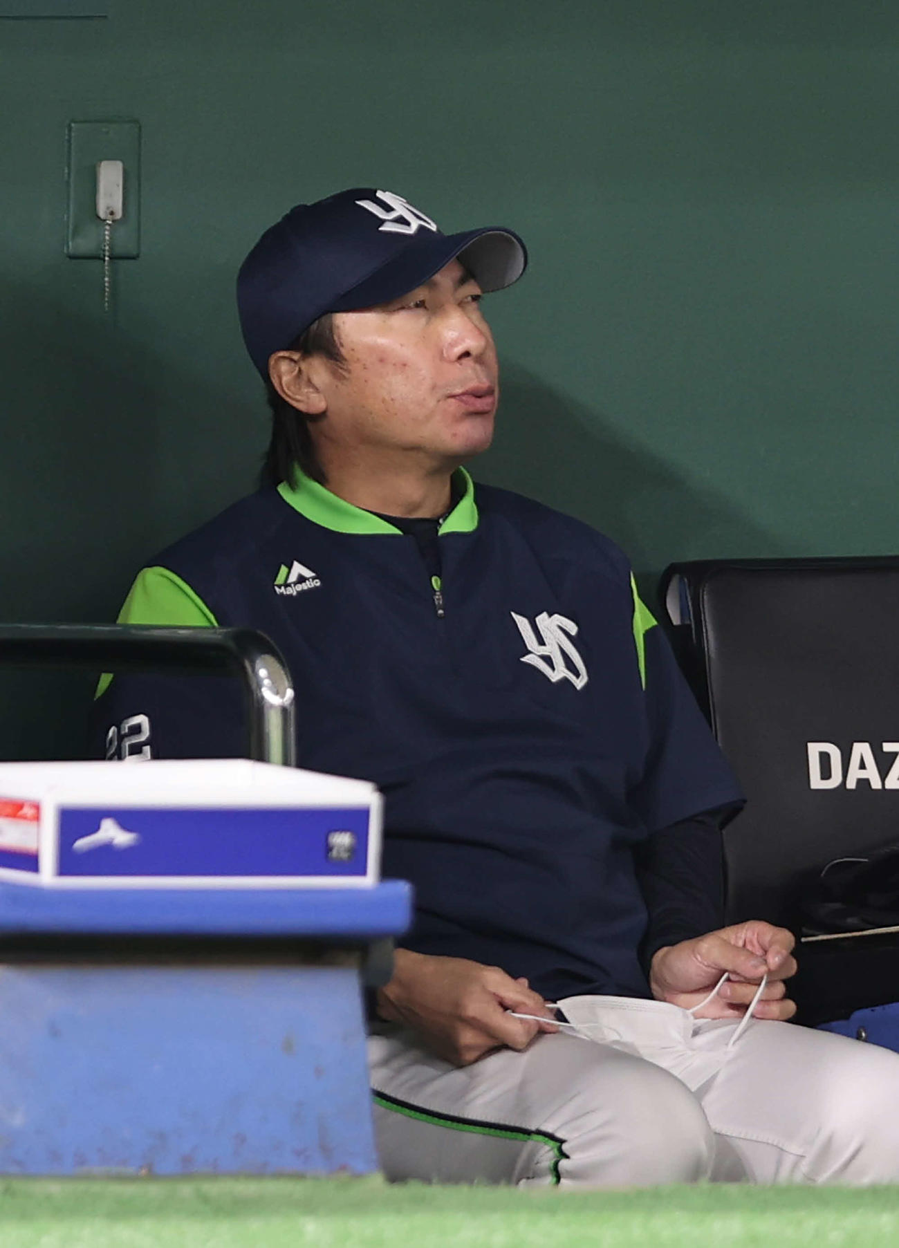巨人対ヤクルト　ベンチで険しい表情を見せる高津監督（撮影・河野匠）