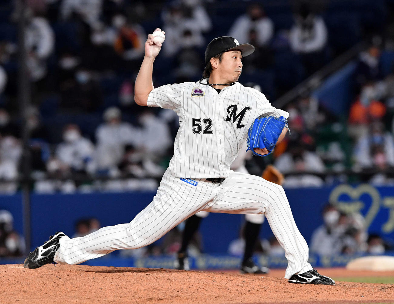 ロッテ対楽天　9回、ロッテ3番手で登板し試合を締めた益田（撮影・滝沢徹郎）