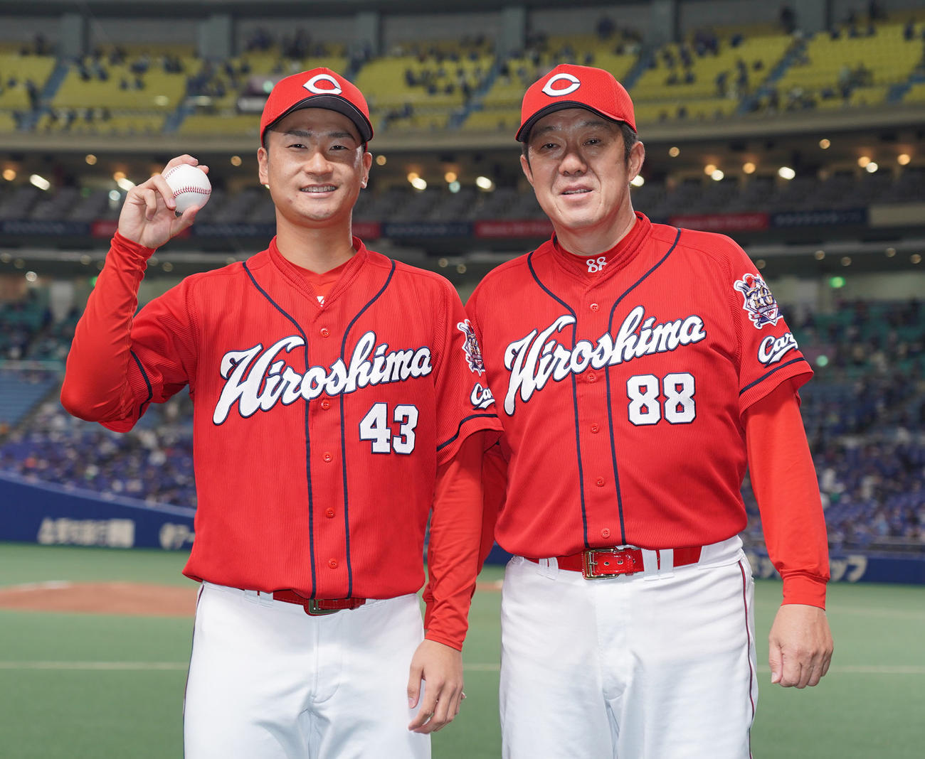 プロ野球中日対広島　試合後、初勝利を達成し佐々岡真司監督（右）と笑顔でポーズを決める島内颯太郎（左）（撮影・森本幸一）