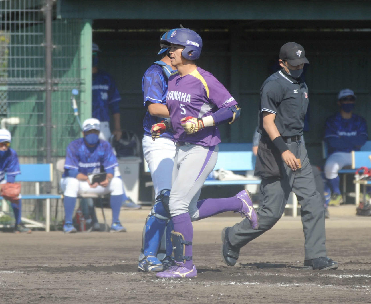 2回に先制3ランを放ち、本塁を踏む網谷