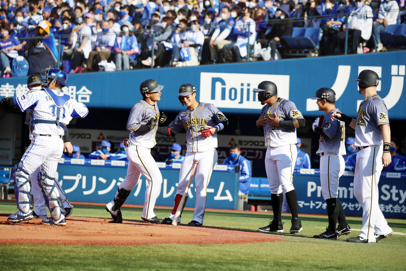 DeNA対阪神　1回表阪神2死満塁、陽川（左から2人目）は満塁本塁打を放ち、右からサンズ、糸原、マルテ、木浪からゴリラポーズで迎えられる（撮影・加藤哉）
