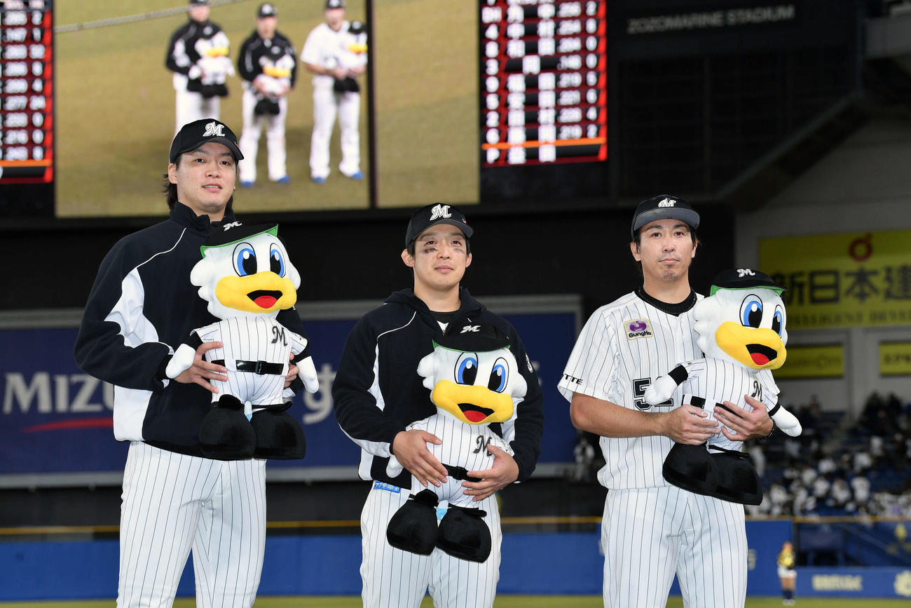 ロッテ対楽天　ヒーローインタビューを終え記念撮影する、左からロッテ二木、菅野、益田（撮影・滝沢徹郎）