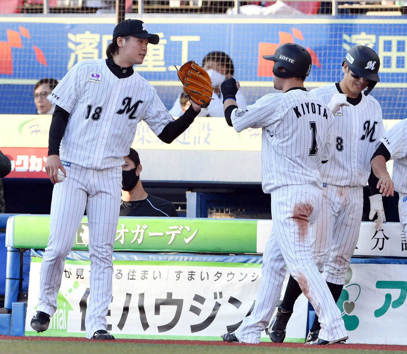 ロッテ対楽天　6回裏ロッテ1死一、二塁、菅野の適時三塁打から生還した清田（中央）とタッチを交わす二木（左）（撮影・滝沢徹郎）