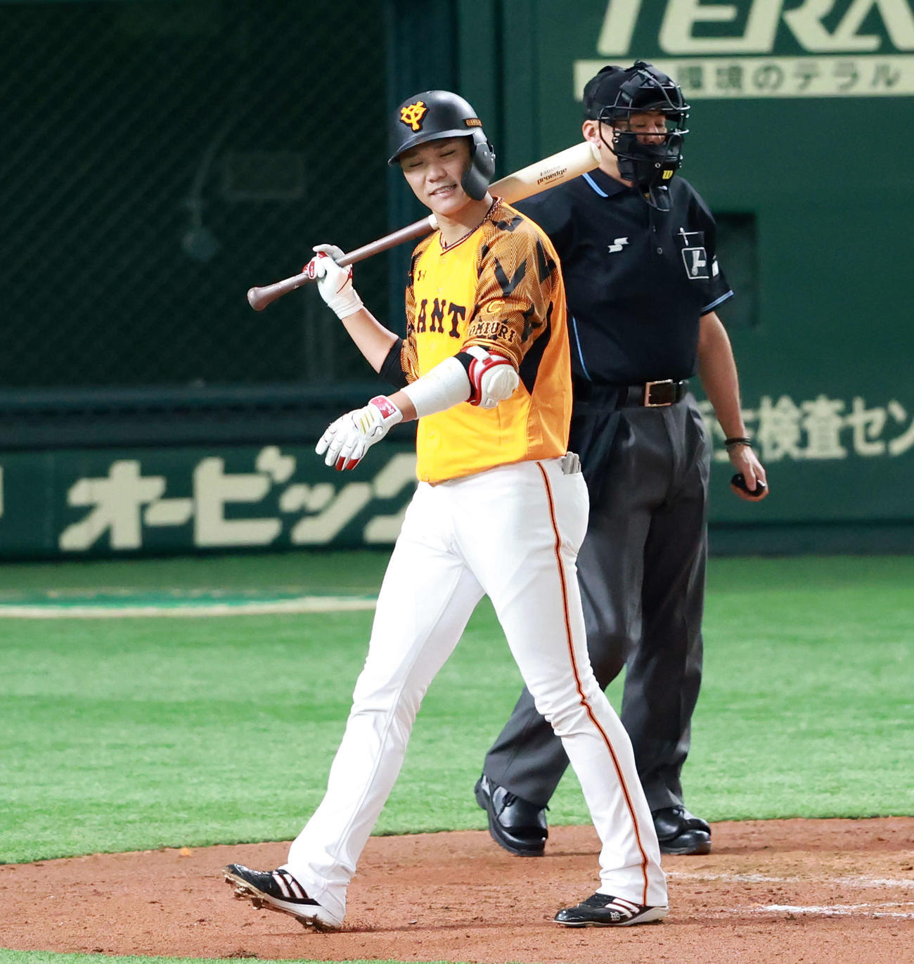 巨人対ヤクルト　1回裏巨人1死二塁、見逃しの三振に倒れ悔しい表情の坂本（撮影・江口和貴）