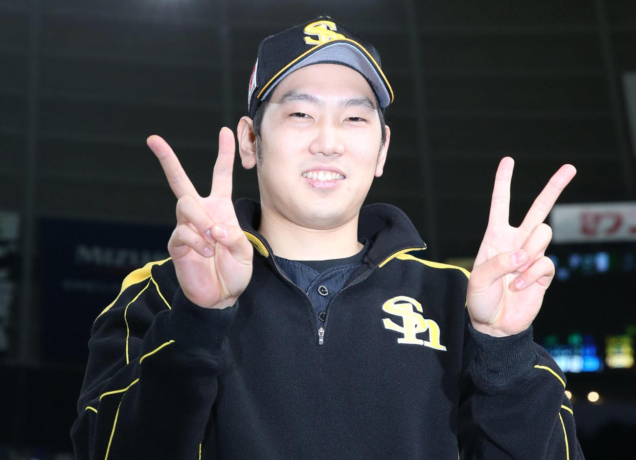 西武対ソフトバンク　西武に勝利し10勝目挙げたソフトバンク石川は両手で「22」を作り写真に納まる（撮影・垰建太）