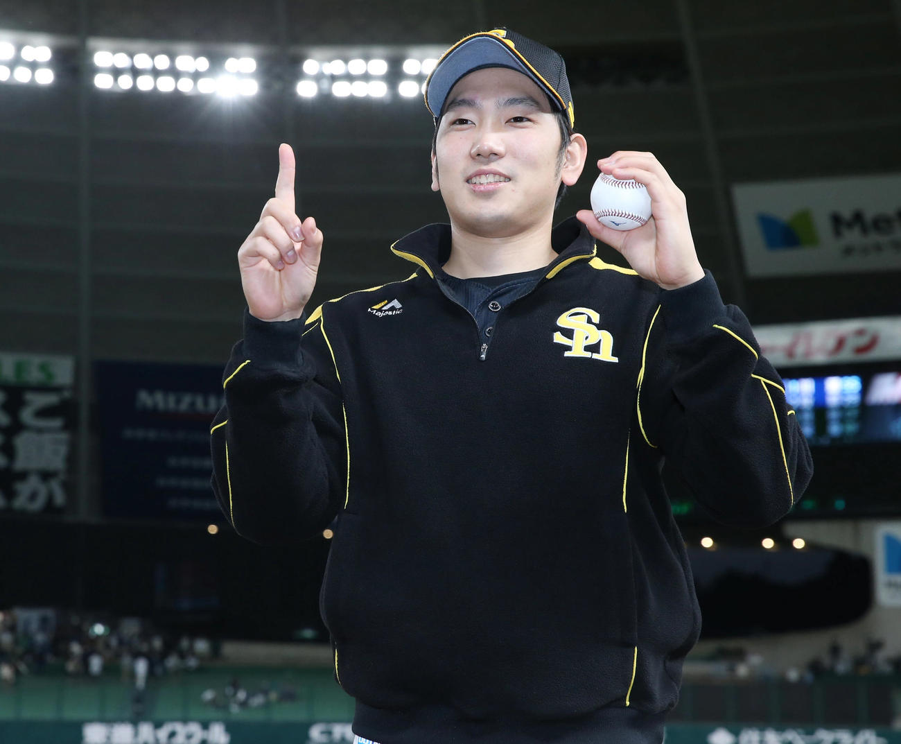 西武対ソフトバンク　西武に勝利し10勝目挙げたソフトバンク石川は両手で「10」を作り写真に納まる（撮影・垰建太）
