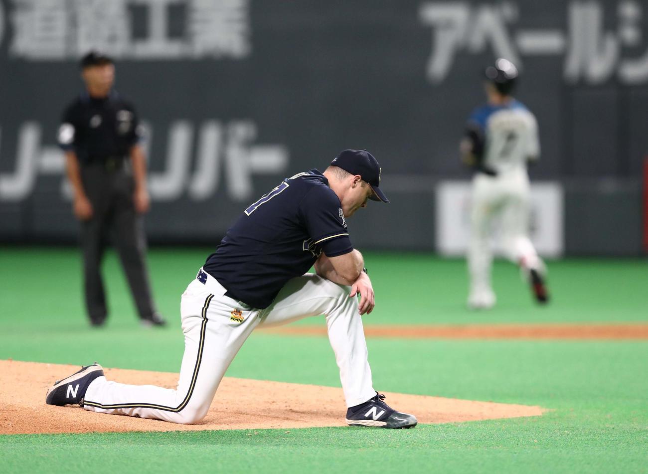 日本ハム対オリックス　6回裏日本ハム1死満塁、西川に投手強襲安打を浴び肩をおとすアルバース（撮影・黒川智章）
