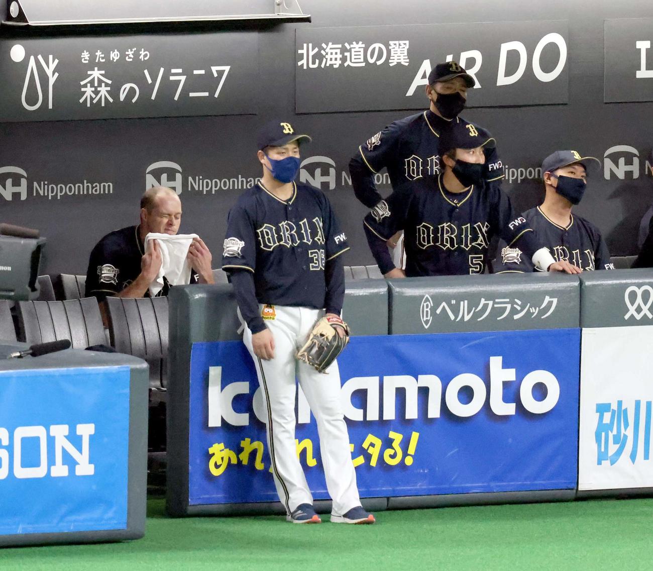 日本ハム対オリックス　6回途中で降板しベンチでがっかりした様子のオリックス・アルバース（左奥）（撮影・佐藤翔太）