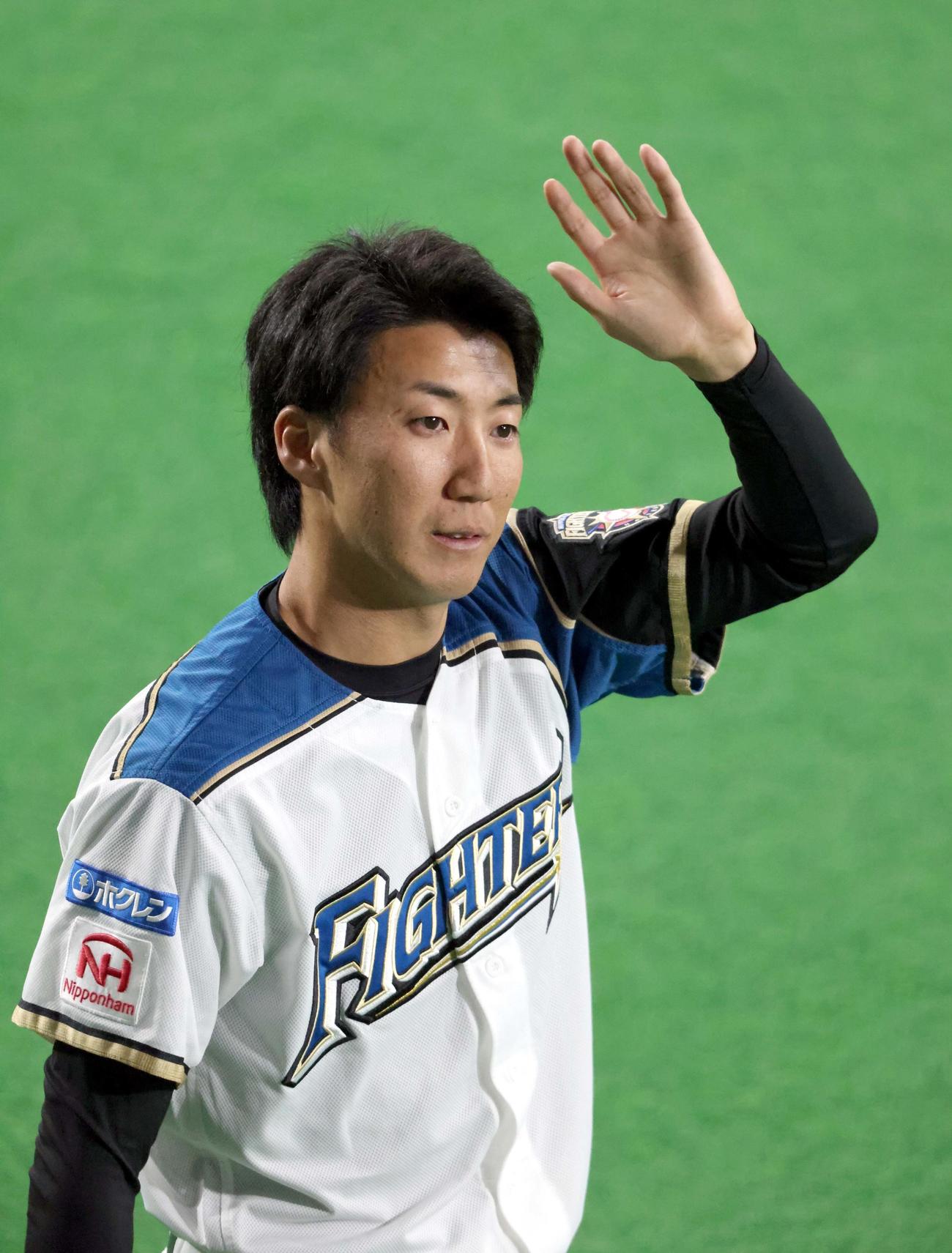 日本ハム対オリックス　引退セレモニーでスタンド応援席のファンに手を振ってあいさつする日本ハム浦野（撮影・佐藤翔太）