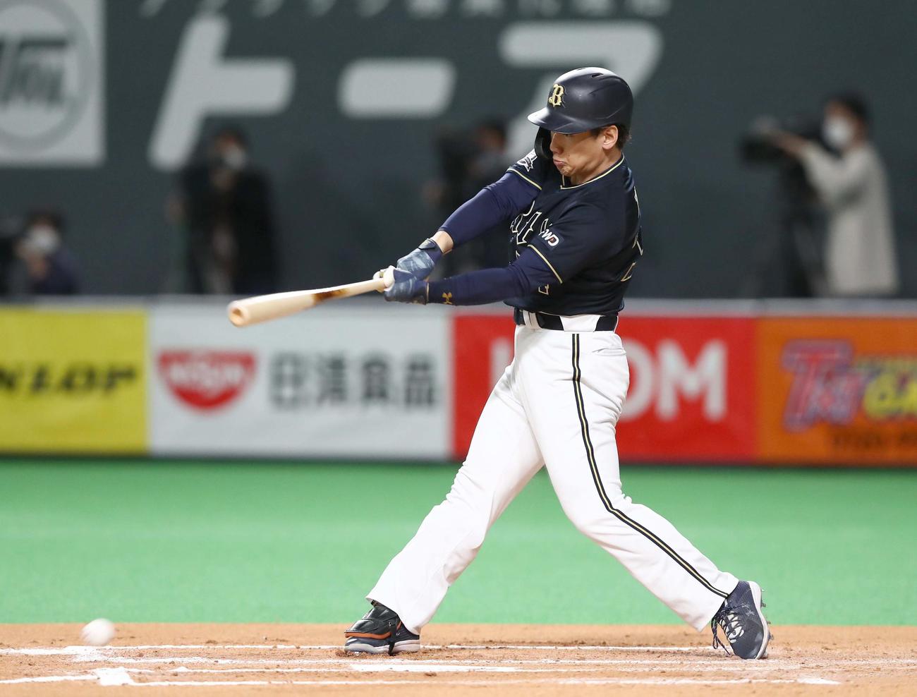 日本ハム対オリックス　6回表オリックス2死一塁、二ゴロに終わる吉田正（撮影・黒川智章）