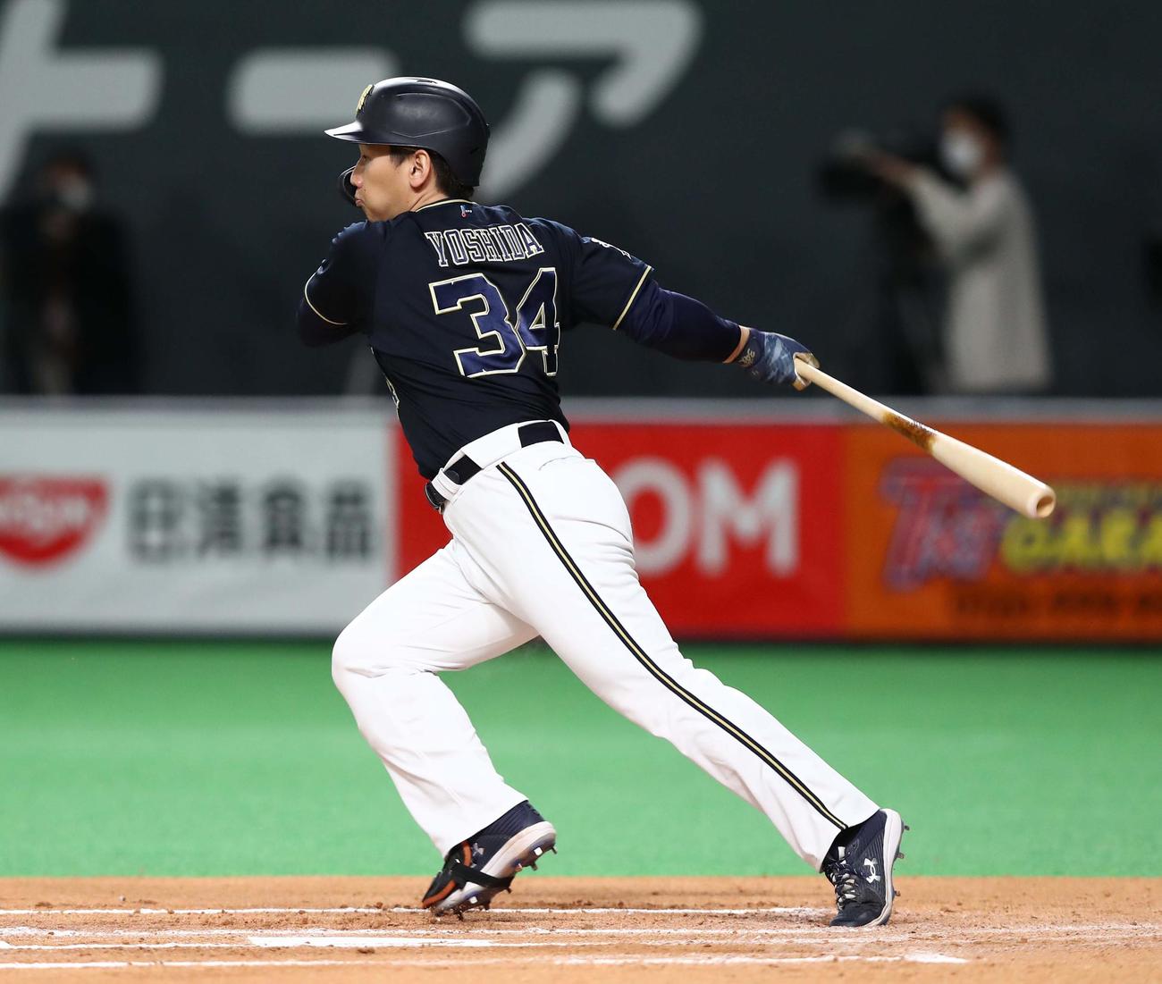 日本ハム対オリックス　6回表オリックス2死一塁、二ゴロに終わる吉田正（撮影・黒川智章）