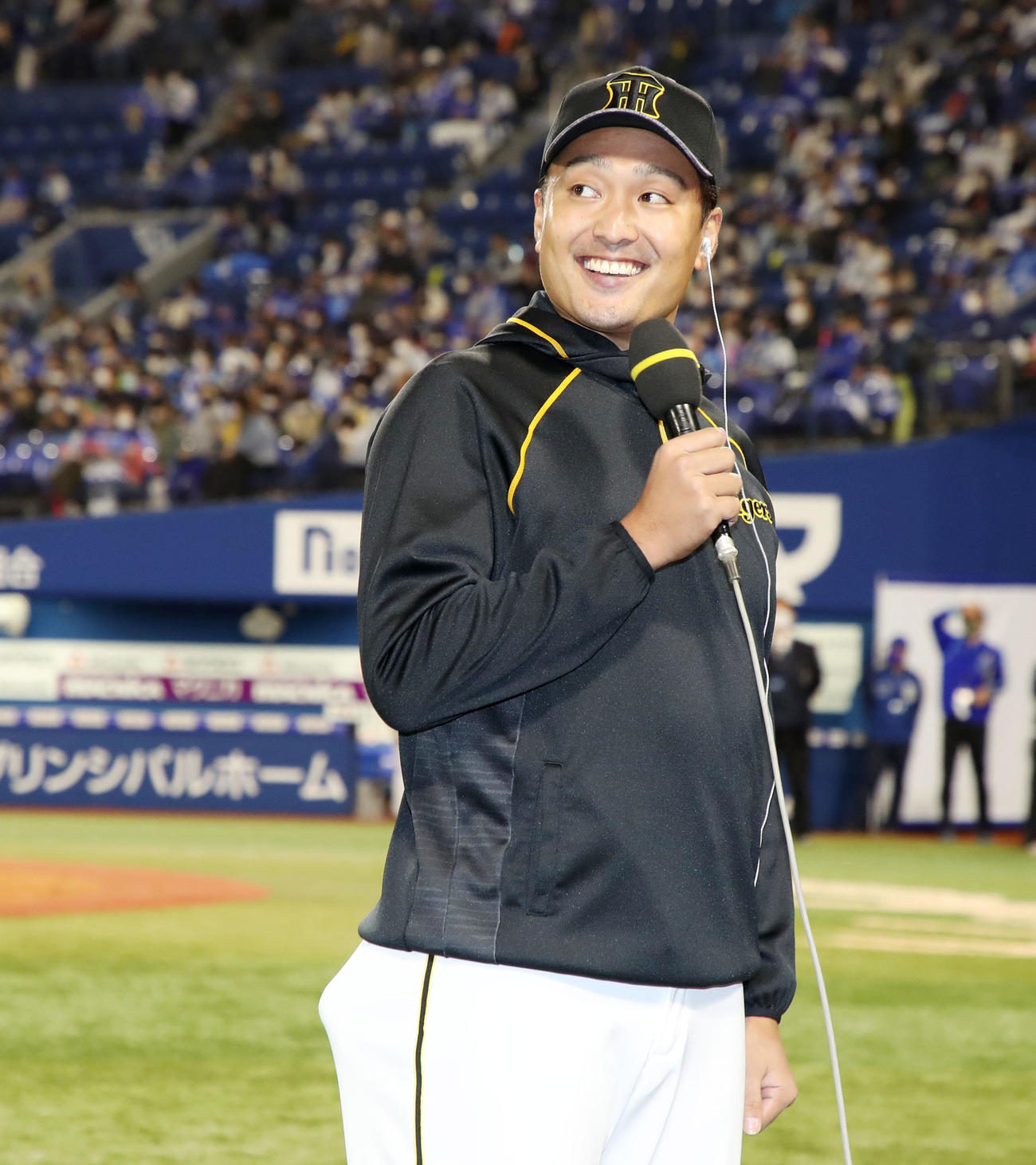 DeNA対阪神　勝利投手の秋山は笑顔でインタビューを受ける（撮影・加藤哉）