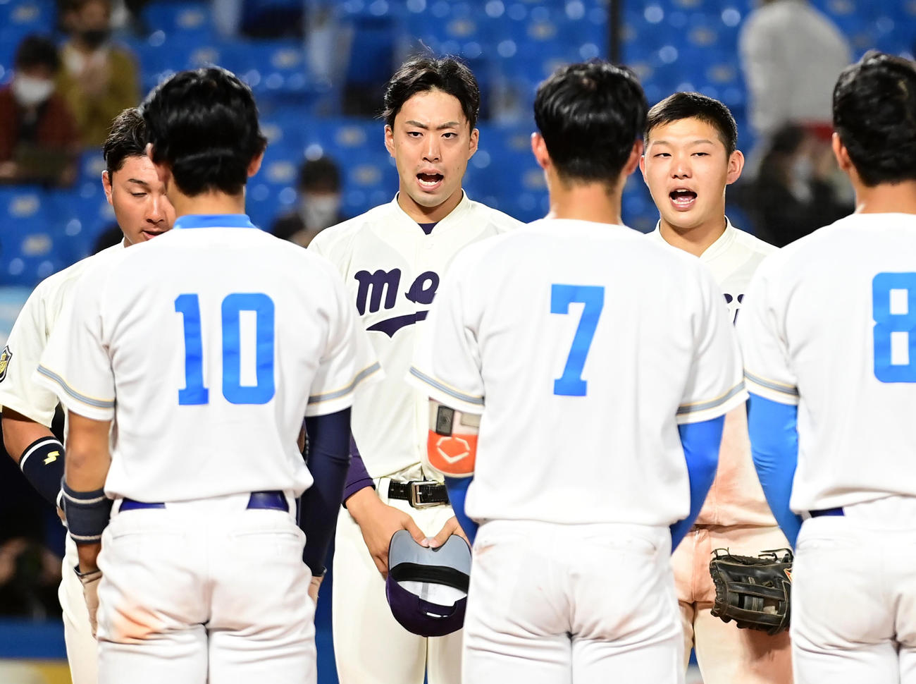 明大先発の入江（中央）は6回無失点で勝利投手となり試合後の整列に臨む（撮影・小沢裕）