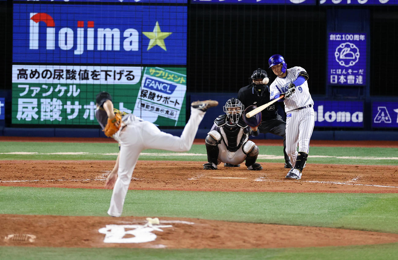 DeNA対阪神　9回裏DeNA2死二塁、大和は藤川から左越え2点本塁打を放つ（撮影・浅見桂子）