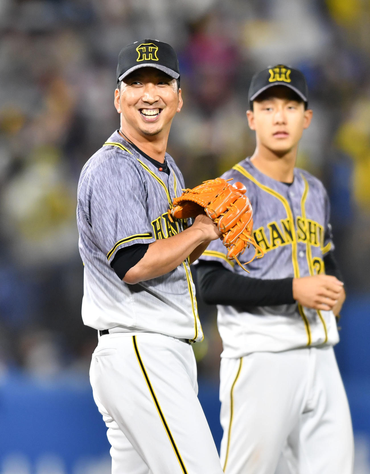 DeNA対阪神　試合後、笑顔でDeNAベンチを見つめる阪神藤川（左）（撮影・横山健太）