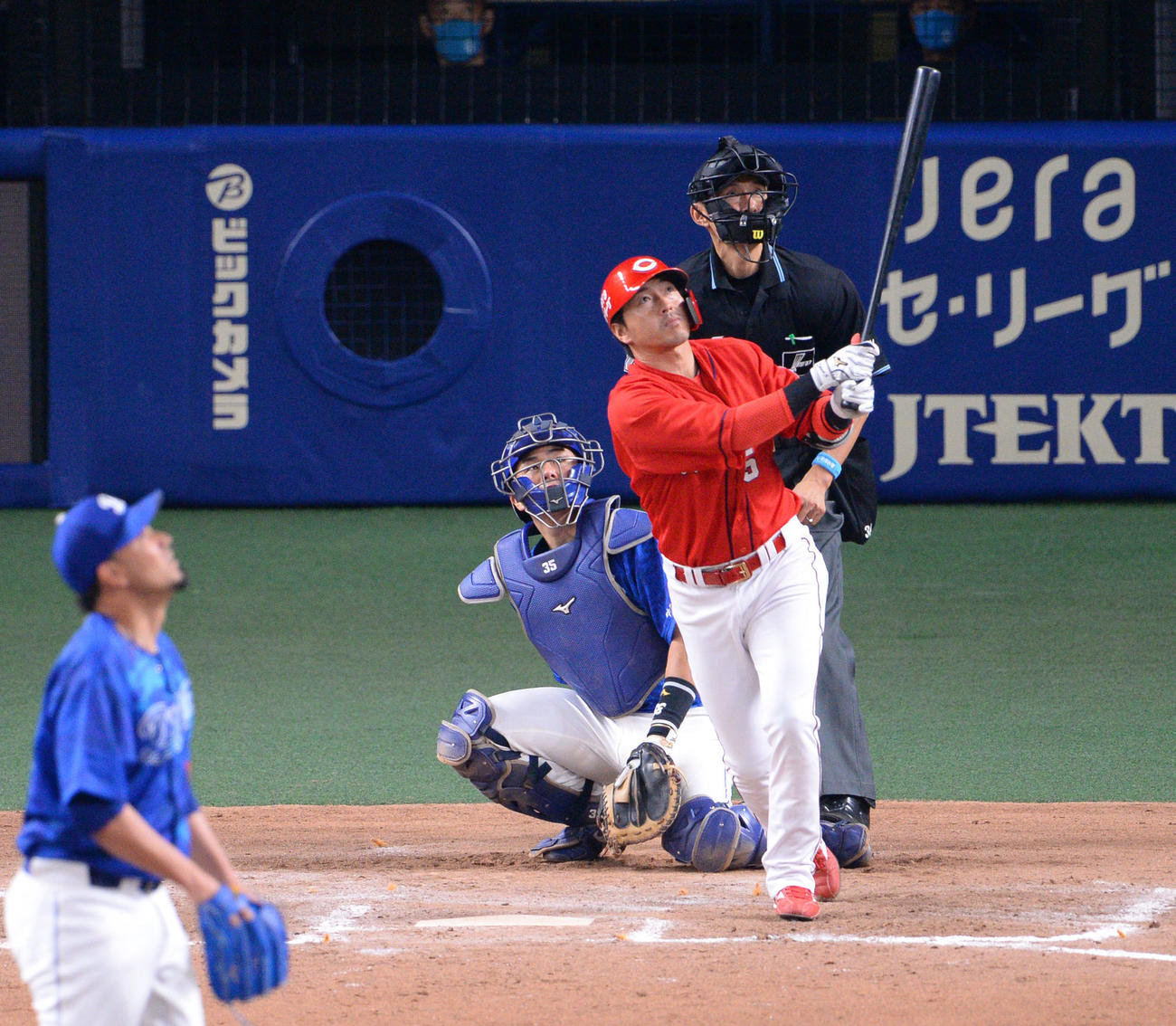 プロ野球中日対広島　8回表広島2死二塁、左越え2点本塁打を放った長野久義（撮影・森本幸一）