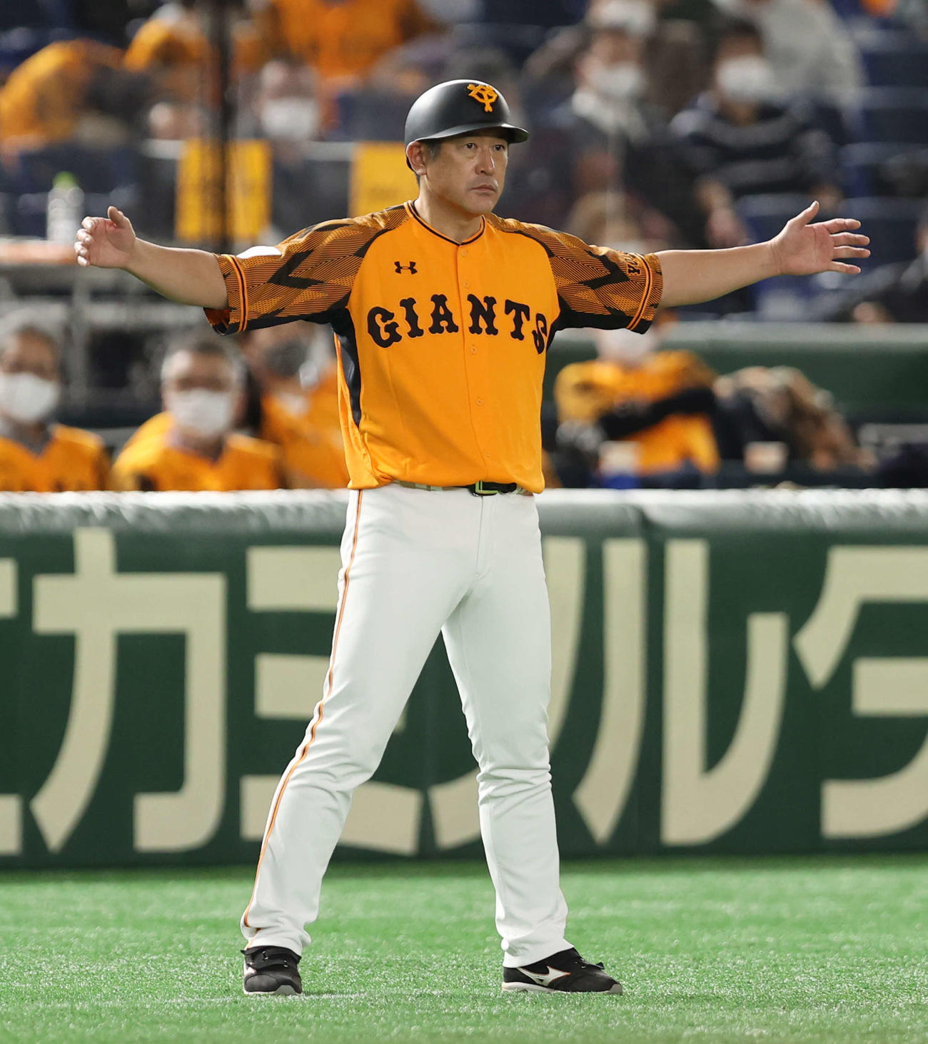 巨人対ヤクルト　三塁コーチを務める石井野手総合コーチ（撮影・河野匠）