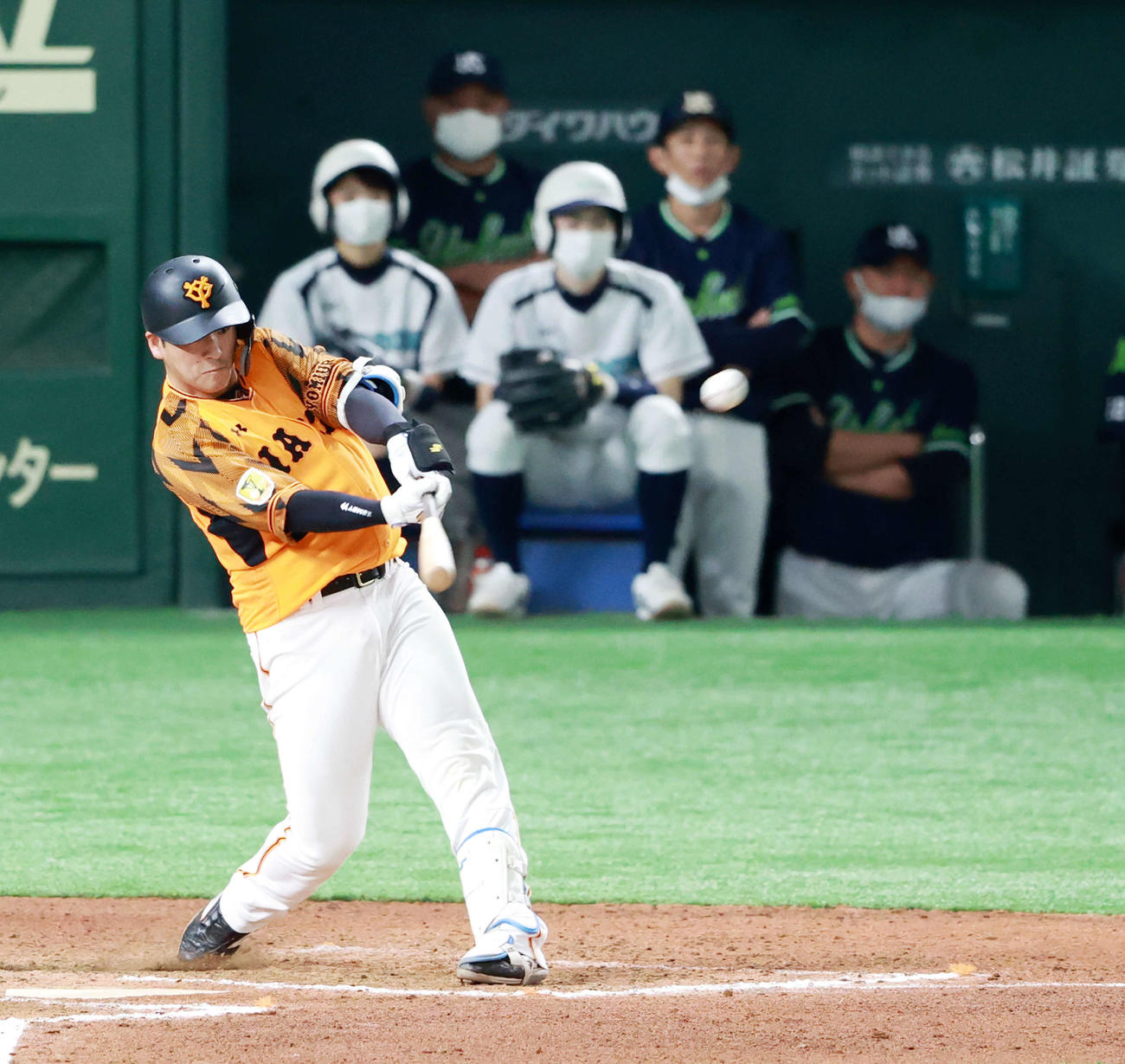 巨人対ヤクルト　6回裏巨人無死、プロ初本塁打を放つ岸田（撮影・江口和貴）