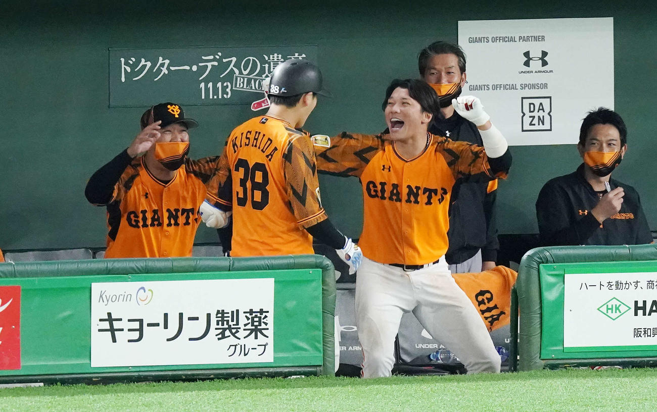 巨人対ヤクルト　6回裏巨人無死、プロ初本塁打となる左越えソロ本塁打を放った岸田（中央）は坂本（右から3人目）らナインから「サイレント・トリートメント」で祝福される＝（撮影・鈴木みどり）