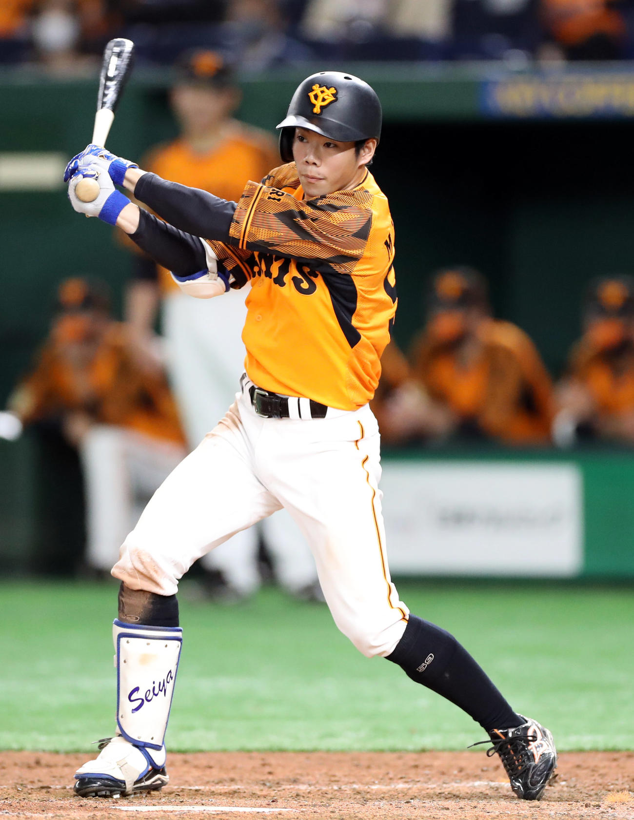 巨人対ヤクルト　3回裏巨人2死、二塁打を放つ松原（撮影・狩俣裕三）