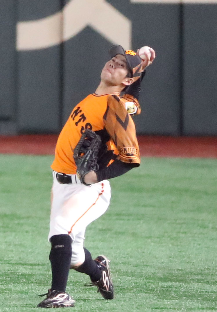 巨人対ヤクルト　2回表ヤクルト2死一、二塁、中村の右前打から本塁へ送球し、二塁走者エスコバーを刺す松原（撮影・狩俣裕三）