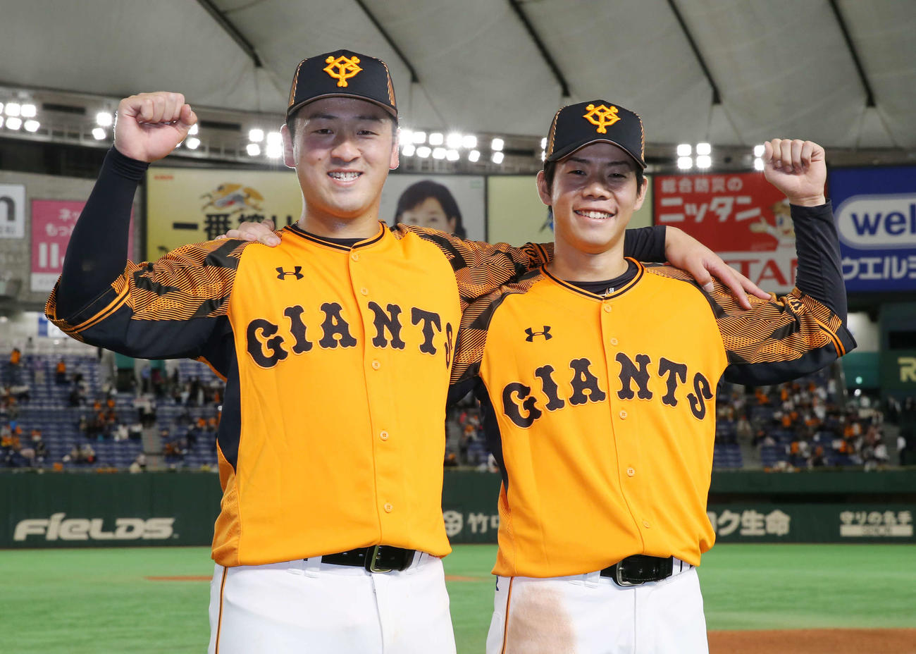 巨人対ヤクルト　ヤクルトを下し、プロ初本塁打の岸田（左）と4安打の松原は笑顔でガッツポーズを見せる（撮影・河野匠）