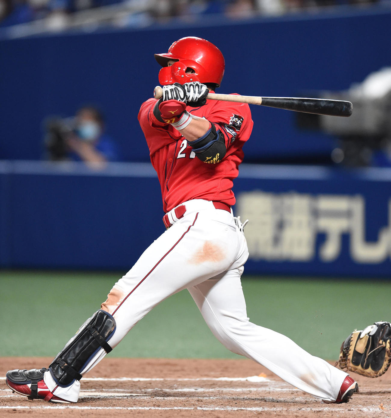 プロ野球中日対広島　8回表広島無死満塁、左中間へ3点適時二塁打を放った会沢翼（撮影・森本幸一）