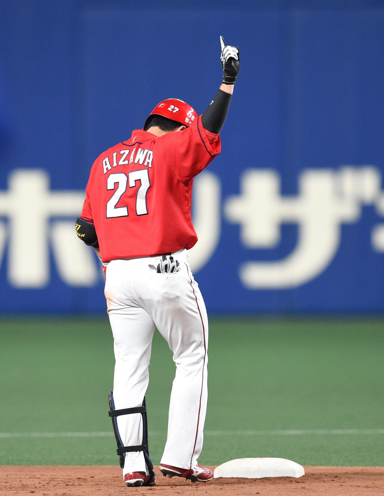 プロ野球中日対広島　8回表広島無死満塁、左中間へ3点適時二塁打を放った会沢翼（撮影・森本幸一）